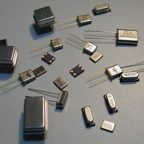 क्वार्ट्ज क्रिस्टल ऑसीलेटर रेज़ोनेटर आरएफ फ़िल्टर 1.8V - 3.3V
